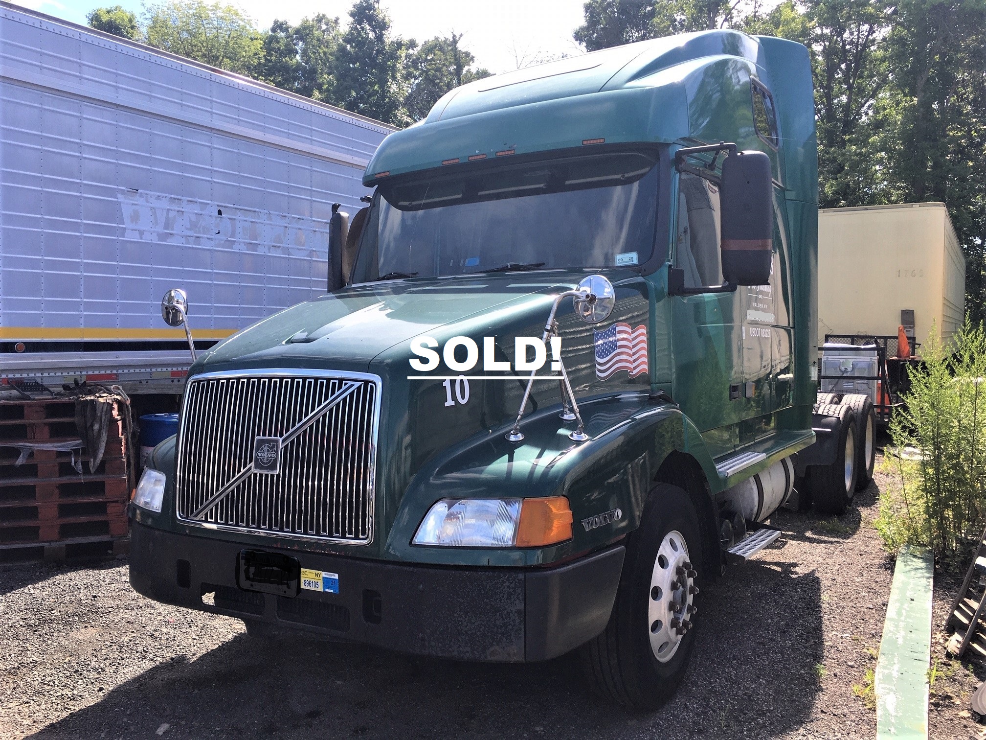 Volvo Semi Truck Tractor. 2000 year model with 900'000 miles. It has a Detroit Diesel S 60 engine with 430 horse power. The transmission is a Rockwell 10 speed. It has an engine break, power windows, power mirrors, Am/Fm/CD Radio, AC, Locking hubs and good tires.