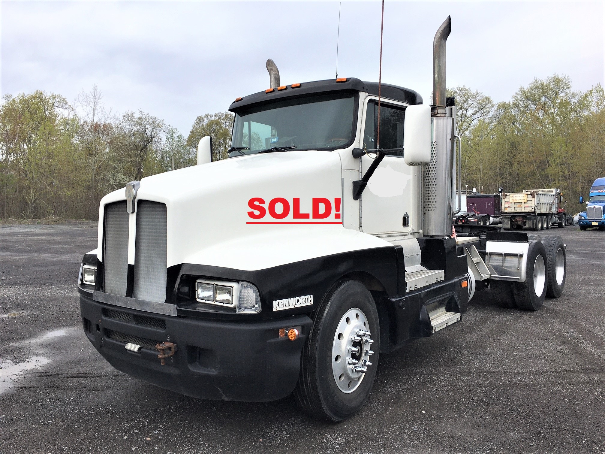 Kenworth T600 Semi Truck. 1994 conventional day cab. Caterpillar 3406C 425 horsepower diesel engine with 968563 frame miles. 168'563 miles on in house in frame rebuild. Eaton Fuller Roadranger super 10 transmission. 370/44K rears with differential lock, 260 inch wheelbase. (8) airbag-air ride suspension with 12k fronts. Aluminum bud wheels and 11/24 tires. East aluminum bulkhead with backup/work area lighting. Three stage engine brake, cruise control, mirror heat, AC equipped-needs a charge. Air ride drivers seat.