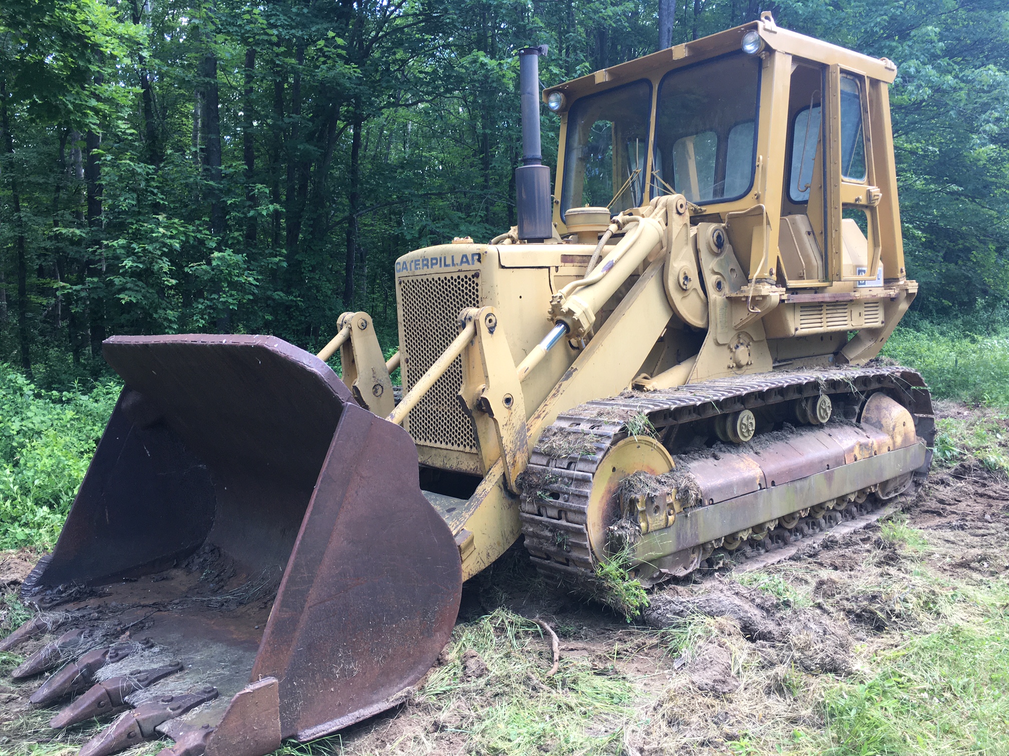 Caterpillar 977L Track Loader. Model year 1977 with a 6 cylinder 190 horsepower 3306 engine. Newer rollers, idelers, and track tension pistons repacked. Enclosed ROPS. Approximate 4 - 4.5 yard bucket. Weight 47'641 lbs.