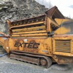 Extec Robotrac Mobile Screener. 2008 year model. BMF 1012 4 cylinder Deutz water cooled 111 horsepower diesel engine with 3,444 hours. Heavy duty mobile vibrating screen scalping sifter. The machine is 36' feet 11" inches long by 8' feet 6" inches wide and 10' feet 11" inches high. Screen width is 8' feet 6" inches and screen length is 10' feet 17" inches. Belt width is 39" inches and the feeder conveyor width is 47" inches. Discharge conveyor height is 11' feet. The unit is remote controlled and has been engineered to process approximately 800 tons per hr.