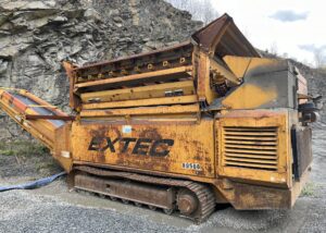 Extec Robotrac Mobile Screener. 2008 year model. BMF 1012 4 cylinder Deutz water cooled 111 horsepower diesel engine with 3,444 hours. Heavy duty mobile vibrating screen scalping sifter. The machine is 36' feet 11" inches long by 8' feet 6" inches wide and 10' feet 11" inches high. Screen width is 8' feet 6" inches and screen length is 10' feet 17" inches. Belt width is 39" inches and the feeder conveyor width is 47" inches. Discharge conveyor height is 11' feet. The unit is remote controlled and has been engineered to process approximately 800 tons per hr.