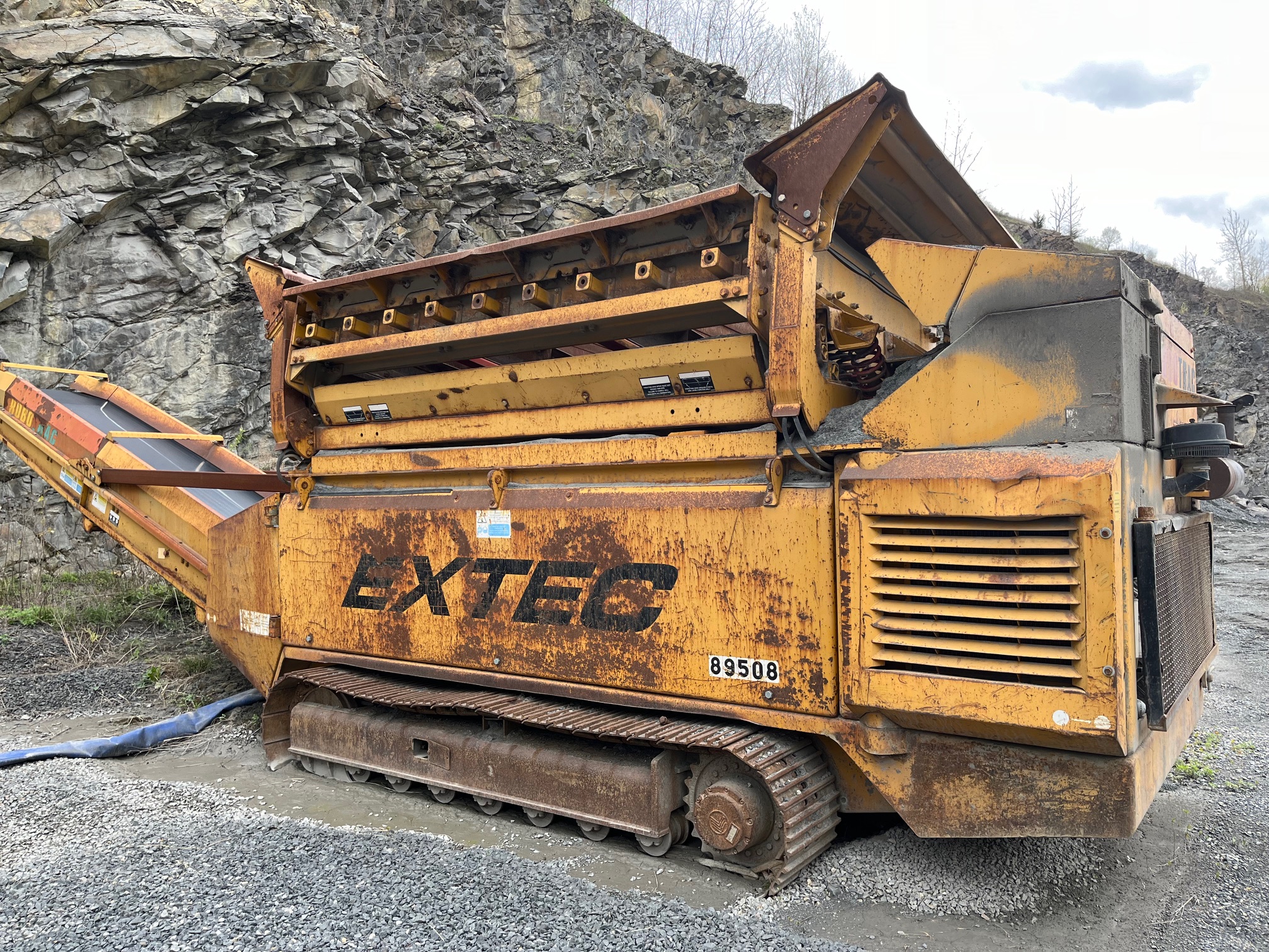Extec Robotrac Mobile Screener. 2008 year model. BMF 1012 4 cylinder Deutz water cooled 111 horsepower diesel engine with 3,444 hours. Heavy duty mobile vibrating screen scalping sifter. The machine is 36' feet 11" inches long by 8' feet 6" inches wide and 10' feet 11" inches high. Screen width is 8' feet 6" inches and screen length is 10' feet 17" inches. Belt width is 39" inches and the feeder conveyor width is 47" inches. Discharge conveyor height is 11' feet. The unit is remote controlled and has been engineered to process approximately 800 tons per hr.