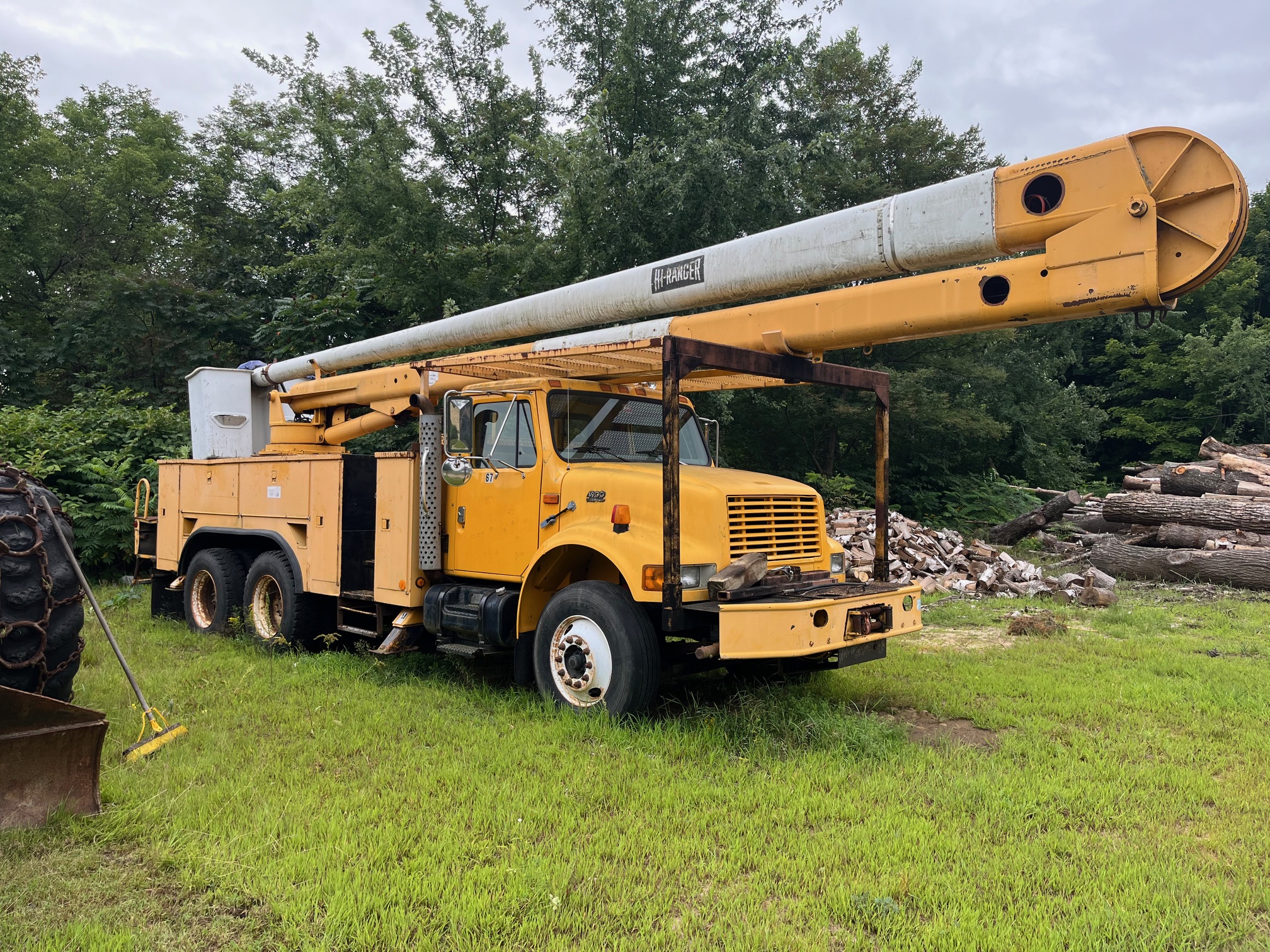 2000 International 4900 Bucket Truck.