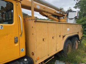 Available to purchase. 2000 International bucket truck. Only 44K miles