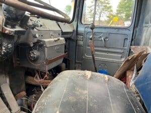 Mack r model truck cab for sale. The truck has a 237 maxidine engine and a 6 speed transmission.