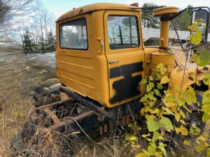 Mack r model truck cab for sale. The truck has a 237 maxidine engine and a 6 speed transmission.