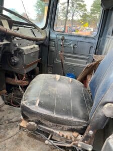 Mack r model truck cab for sale. The truck has a 237 maxidine engine and a 6 speed transmission.