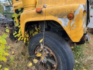 Mack r model truck cab for sale. The truck has a 237 maxidine engine and a 6 speed transmission.