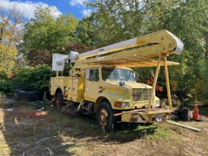 International bucket truck. 167,600 miles. 50-foot boom. Automatic transmission. For sale.